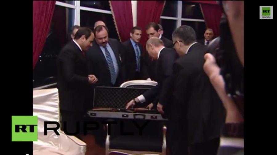 Putin schenkt ägyptischen Präsidenten el-Sisi eine Kalaschnikow