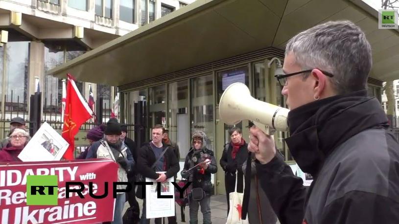 London: Anti-NATO-Demonstranten fordern vor US-Botschaft „Frieden für Donbass“