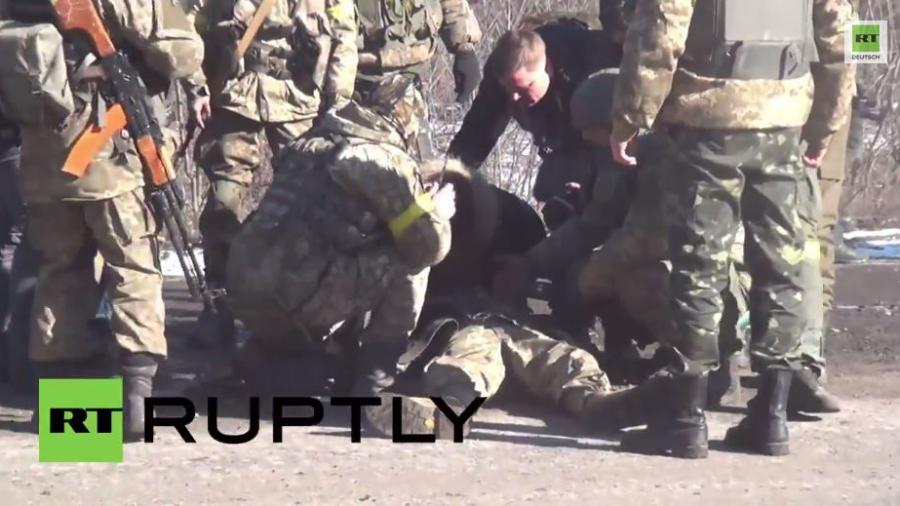 Völlig erschöpfter ukrainischer Soldat fällt vom Schützenpanzer beim Rückzug aus Debalzewo