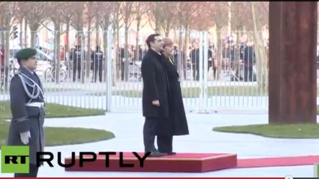 Live: Bundeskanzlerin Angela Merkel empfängt Alexis Tsipras mit militärischen Ehren