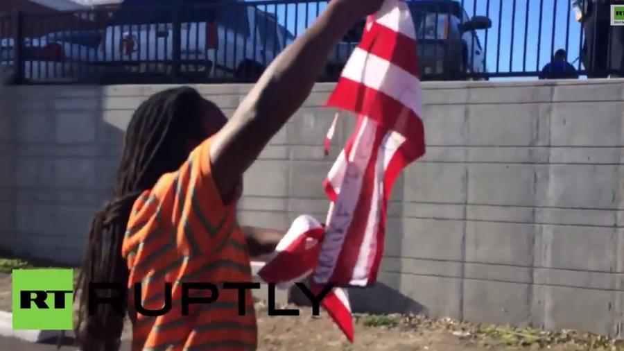 Protest gegen Polizeigewalt in Ferguson: Demonstranten zerreißen und zertreten US-Flaggen