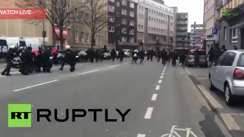 Wuppertal: Gegendemonstration der Antifa – kurzzeitige Eskalation mit Polizei