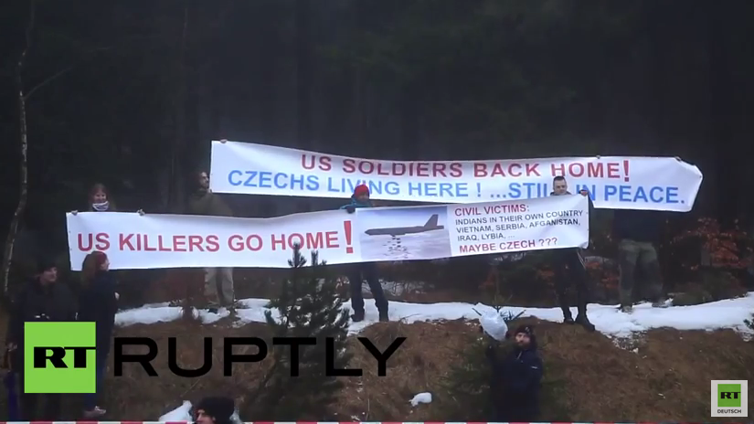 Antikriegs-Aktivisten in Tschechien: "US-Mörder geht nach Hause"