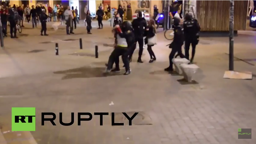Madrid: Polizei prügelt mit Schlagstöcken auf Demonstranten ein