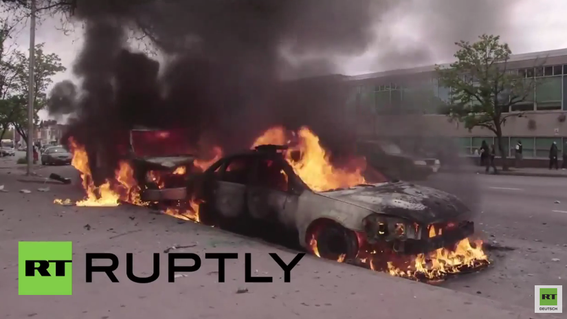 USA: Baltimore Proteste eskalieren – Randale, brennende Autos und geplünderte Läden