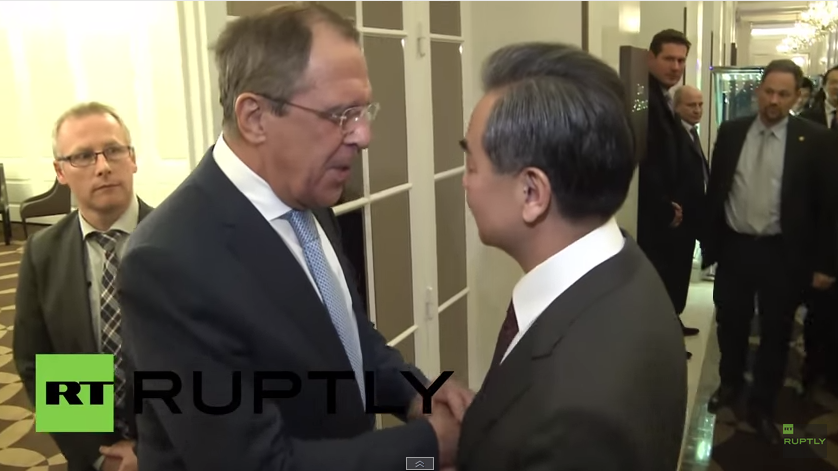 Außenminister Chinas und Russlands geben Pressekonferenz