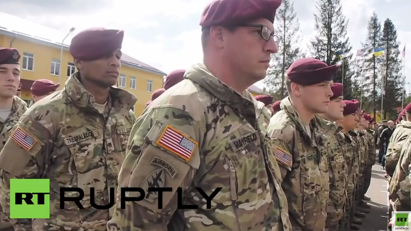Poroschenko heißt US-Fallschirmspringer zu Kampfübungen in der Ukraine willkommen