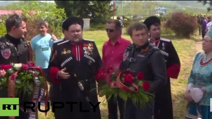 Live: Nachtwölfe gedenken am sowjetischen Ehrenmal in Vitejovice den Opfern des Faschismus