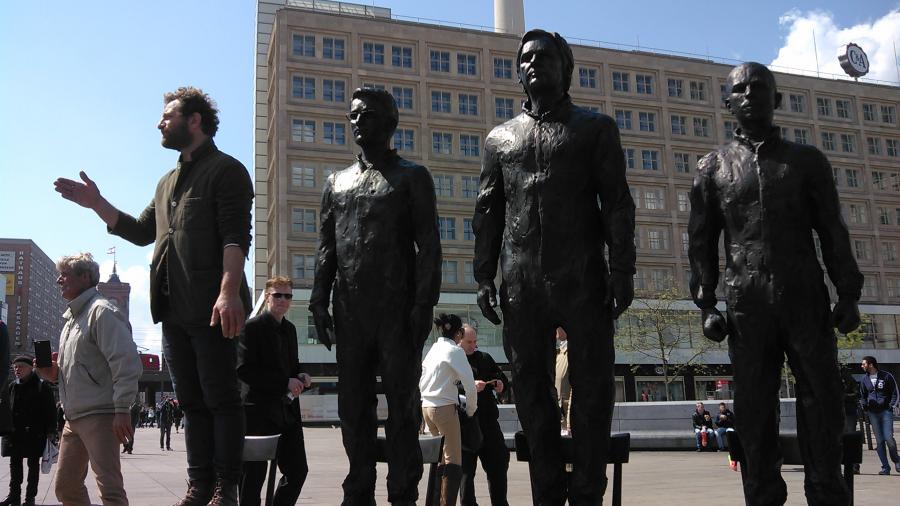 Hat jemand was zu sagen? Whistleblower-Skulpturen laden in Berlin zur Solidarität mit Snowden, Manning und Assange ein