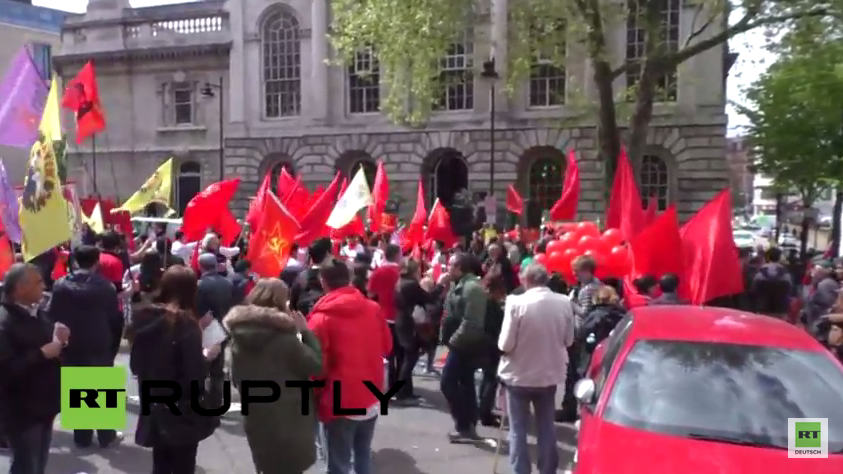Live: Tag der Arbeit Demonstranten fluten Londons Straßen