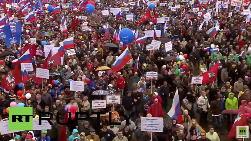 Über 100.000 Menschen auf 1. Mai Kundgebung in Moskau