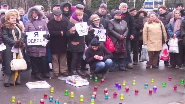 Live: Odessa-Massaker vor einem Jahr - Menschen legen Blumen vor ukrainischer Botschaft in Moskau ab