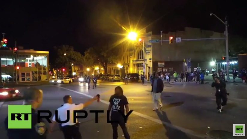 Baltimore: Ohne Wenn und Aber - Unbewaffneter Demonstrant kriegt Pfefferspray mitten ins Gesicht gesprüht