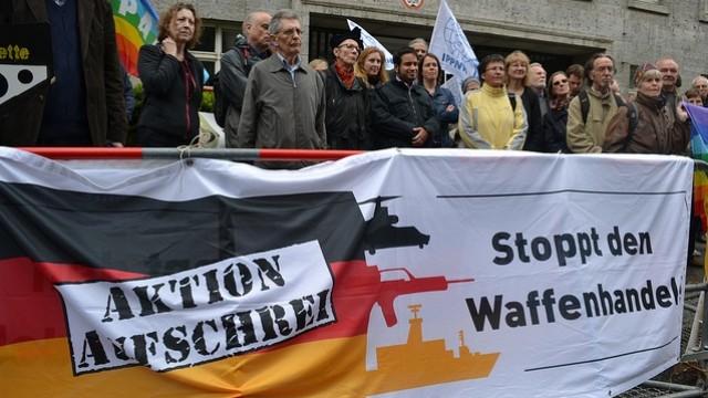 Live: Demonstration gegen Waffenhandel vor Jahreshauptversammlung von Rheinmetall in Berlin