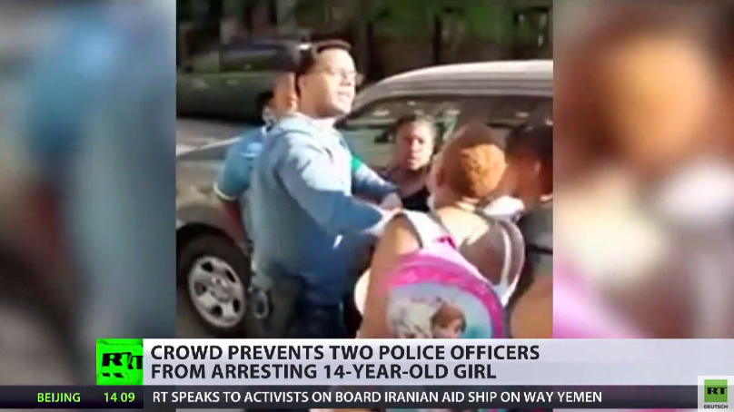 New York: Zivilisten zeigen Zivilcourage gegen Polizei und verhindern Verhaftung einer 14-Jährigen