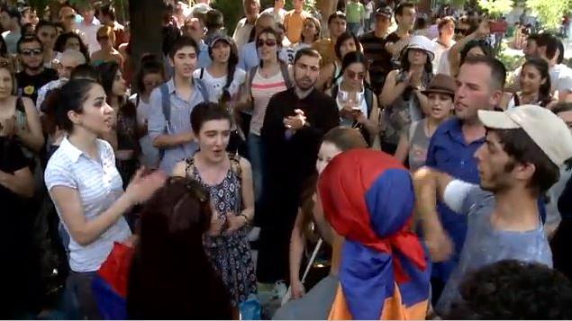 Armenien: Mehrheit der Demonstranten zieht sich zurück und baut Barrikaden ab - Präsident signalisiert Entgegenkommen