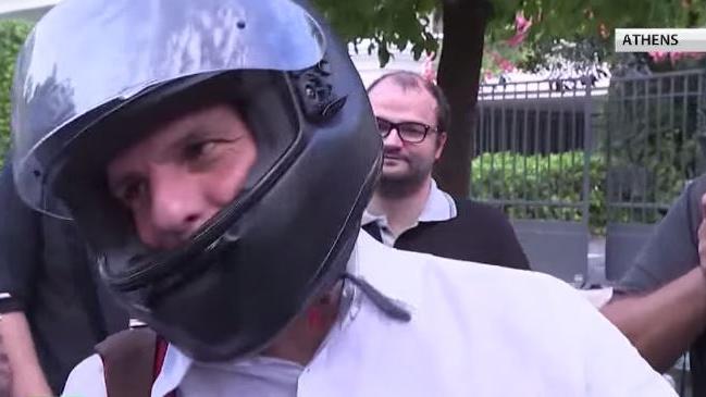 Der etwas andere Minister- Varoufakis gibt improvisierte Pressekonferenz auf seinem Motorrad