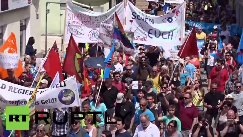 Österreich: Hunderte Anti-Bilderberg-Demonstranten ziehen durch Telfs