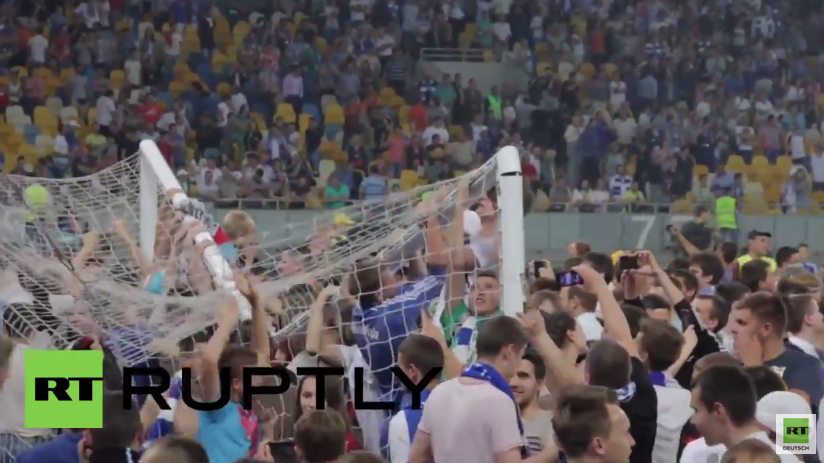 Ukraine: Dynamo Kiew Fans zerstören Spielfeld nach Sieg gegen Schachtar Donezk