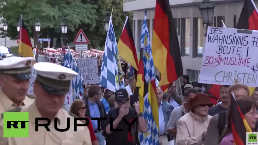 München: 85 protestieren gegen „Islamisierung" - Über 2.000 für Solidarität mit Flüchlingen