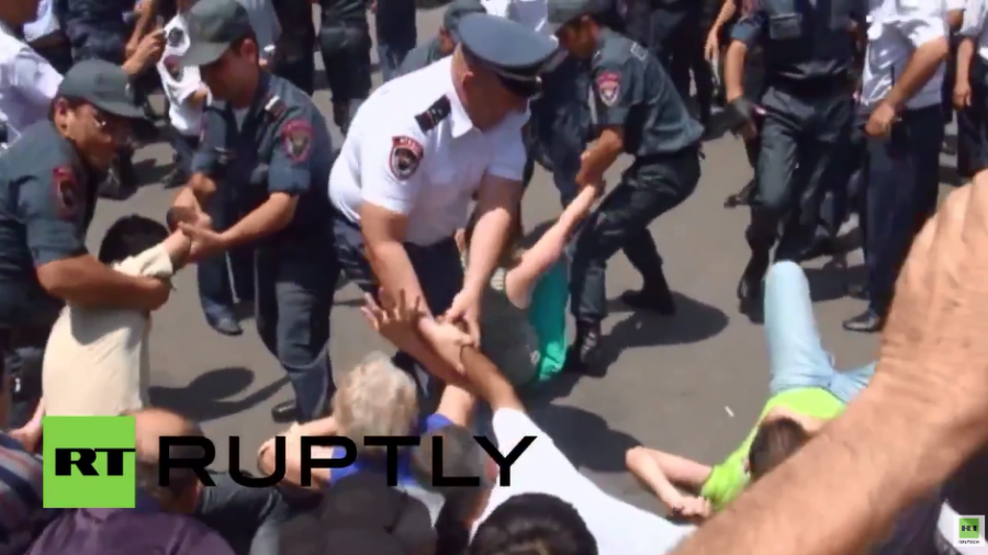 Armenien: Polizei löst Proteste und Barrikaden in Jerewan auf