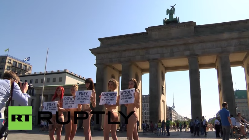 PETA-Aktivistinnen legen Kleider vorm Brandenburger Tor für Tierrechte ab