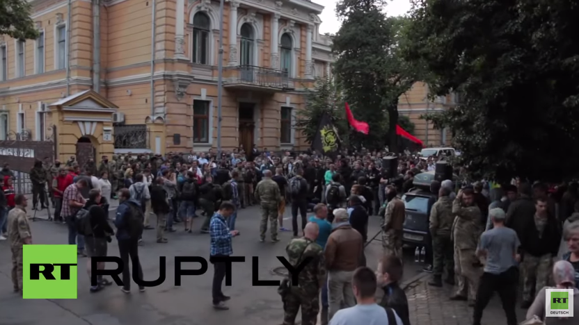 Demonstration des Rechten Sektors mit Rücktrittsforderungen  in Kiew nach Mukatschewe-Schießerei