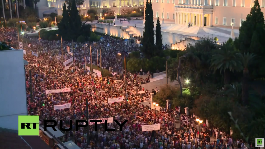 Live: Anhänger der radikalen Linken marschieren durch Athen