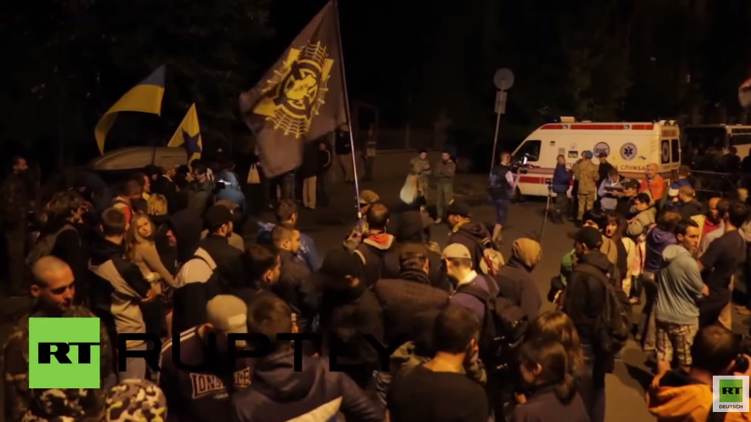 Kiew: Demonstranten des Rechten Sektors bleiben bis spät in die Nacht zum Protest