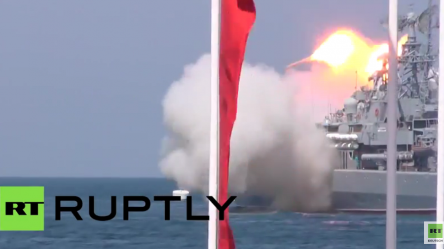 Flottenparade in Sewastopol: Rakete gerät außer Kontrolle und explodiert