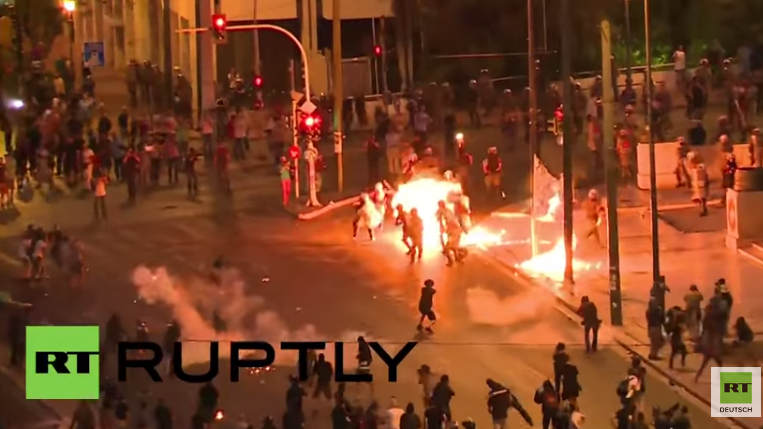 Videoausschnitt der Molotow-Attacke auf Polizeikräfte in Athen
