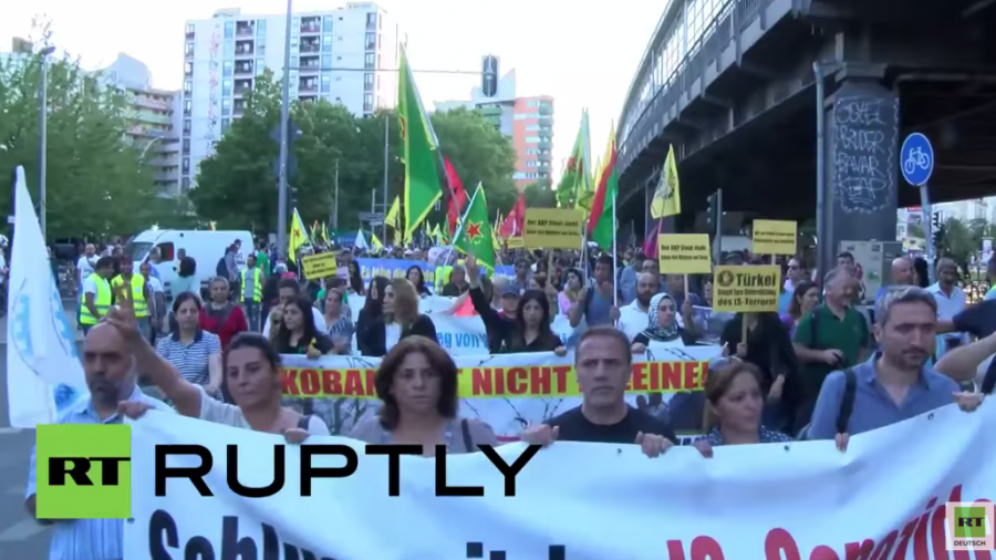 Berlin: Demonstration in Solidarität mit den Opfern in Suruc