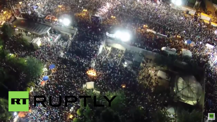 Luftaufnahmen von den Zehntausenden bei der „Oxi-Versammlung" am Freitag
