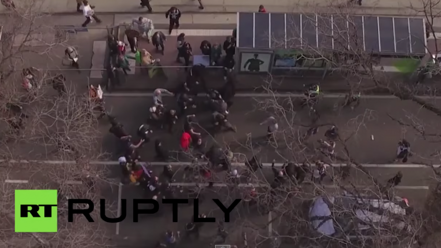 Demonstrationen treffen aufeinander - Prügelei zwischen Islam-Feinden und Rassismus-Gegnern