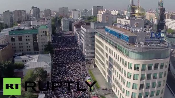 Ende des Ramadan: Drohnenaufnahme zeigt zehntausende Muslime beim Eid al Fitr in Moskau