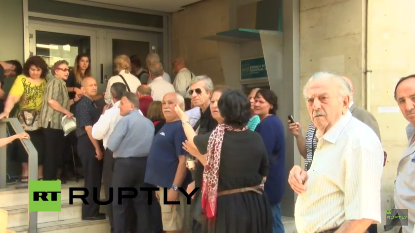 Griechen stehen vor Banken und Geldautomaten Schlange nach Ankündigung des Referendums