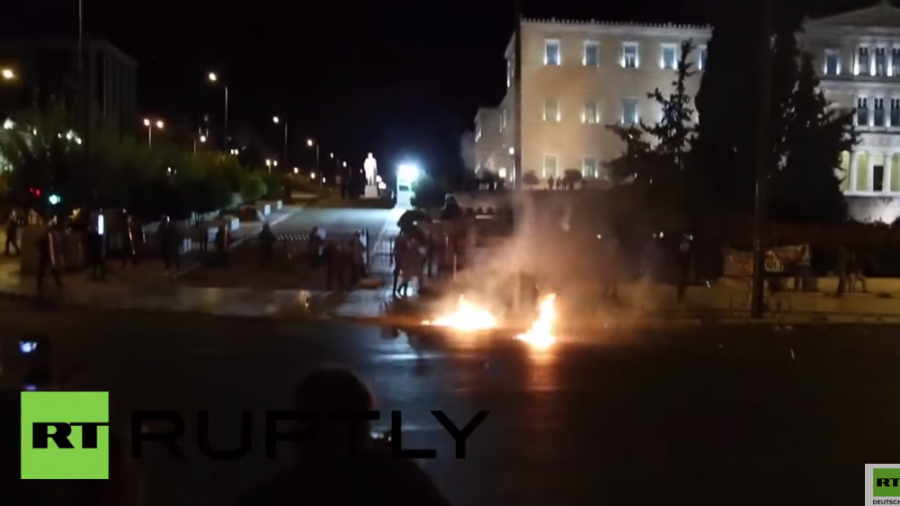 Athen: Demonstranten werfen Molotow-Cocktails auf Bereitschaftspolizei vor dem Parlament