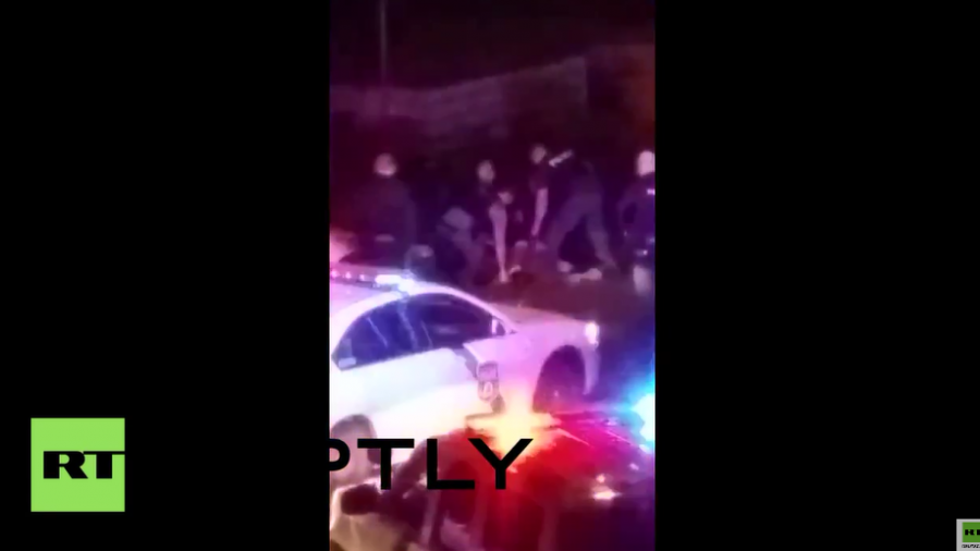 USA: Video zeigt Polizisten, die einen jungen Afroamerikaner brutal zusammenschlagen