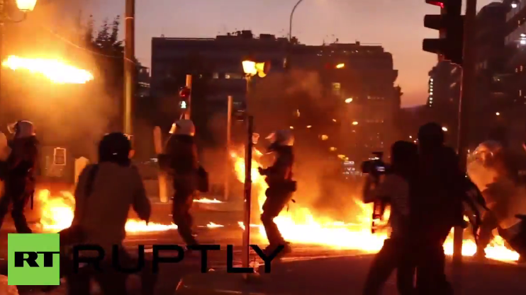 Ausschreitungen in Athen - Polizisten unter Feuer