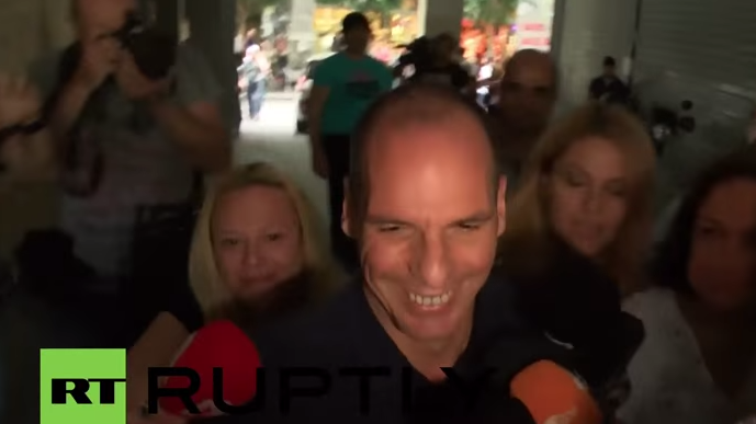 Live: Varoufakis gibt seine Stimme fürs Referendum ab