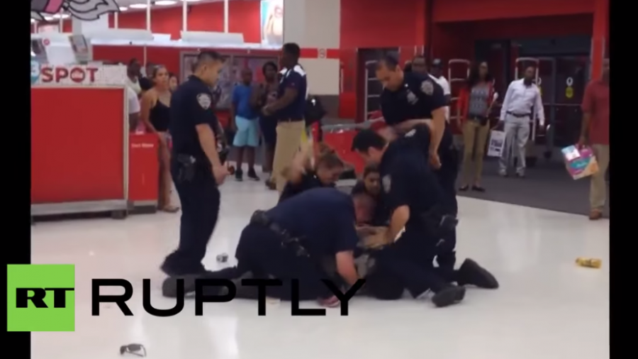 New York: Offiziere verhaften brutal einen Afroamerikaner – Passanten versuchen einzuschreiten