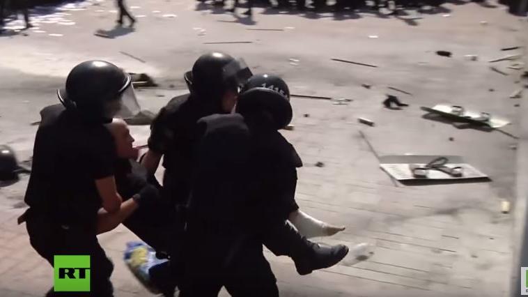 Kiew: Aufnahmen vom Granatenangriff auf Sicherheitskräfte vor dem Parlament (Vorsicht verstörende Bilder)