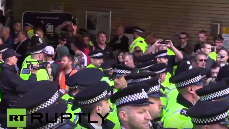 Live: „Weiße Männer“ marschieren durch Liverpool - Antifa will stören