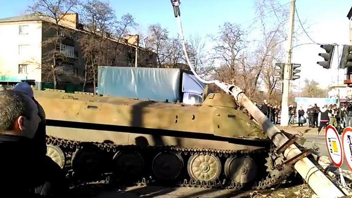 "Hervorragende Führung und Durchhaltevermögen" - Ehrenauszeichnung für ukrainischen Offizier, der mit Schützenpanzerwagen Kleinkind tötete