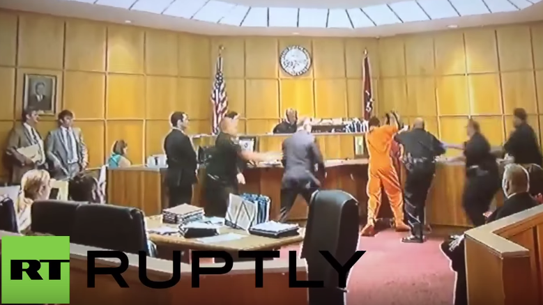 USA: In Gerichtssaal bricht Schlägerei zwischen Mörder und Lebensgefährte des Opfers aus