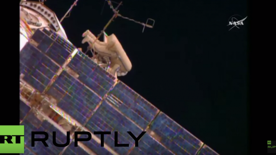 Russische Kosmonauten verlassen die ISS  für einen Weltraumspaziergang