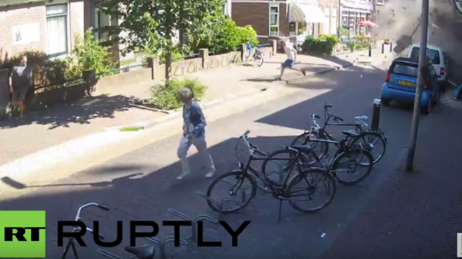 Holland: Video zeigt Moment als Kran mitten in ein Wohngebiet kracht