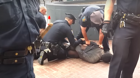 USA: 14 Polizisten im Einsatz bei rücksichtsloser Verhaftung eines einbeinigen Obdachlosen