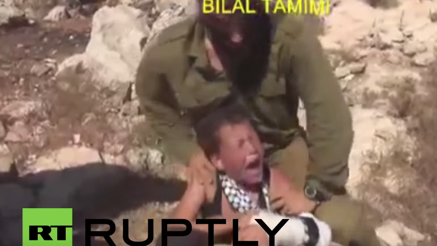 Frauen überwältigen israelischen Soldaten, der versucht verletzten Jungen festzuhalten