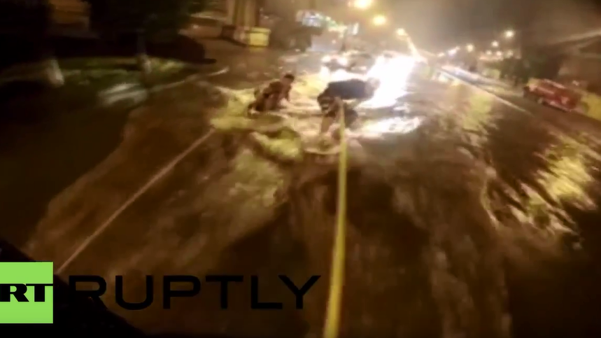 Hochwasser in Wladiwostok - Ein paar Russen machen das Beste draus: Wakeboard fahren